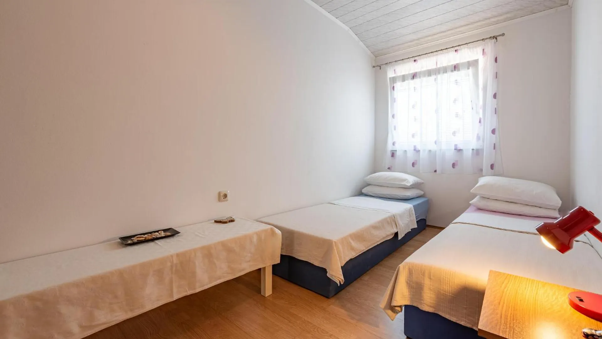 Beautiful Apartment In Pag With House Sea View باغ